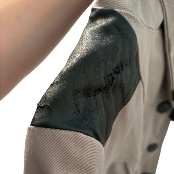 Stunning trenchcoat with edgy accents - Picture 4 of 7